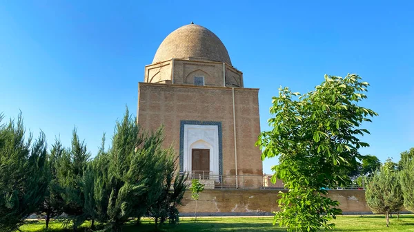 Rukhabad 'ın mozolesi. Yeşil parkın çatısında kubbe olan büyük bir Müslüman tarzı bina. Semerkant, Özbekistan 'da bir yürüyüş. Antik kültür ve tarih