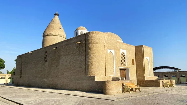 Chashma Ayub 'un mozolesi Buhara' daki en gizemli binalardan biridir. Buhara 'nın merkezindeki bu dini binada bir anıt mezar ve kutsal bir pınar var.. 