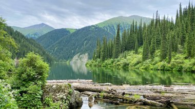 Kazakistan 'ın eşsiz doğal anıtı Orta Kolsai Gölü' dür. Önünde göl olan güzel bir dağ sırası. Yeşil tepeler, dağlar ve kayalar. Sakinlik ve sükunet kavramı