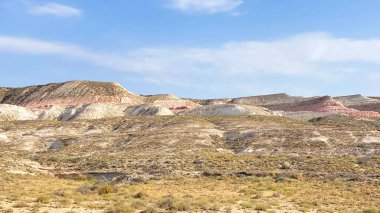 Renkli dağların ve tepelerin nefes kesici manzarası. Dağ sıraları ve yamaçlar tuhaf bir renktedir. Kazakistan 'a bir gezi. Turizm ve macera