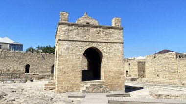 Ateshgah, Azerbaycan 'da bir ateş tapınağıdır. Ebedi Alev Tapınağı Ateshgah gerçek bir Azerbaycan egzotiğidir. Ateşe tapanların tapınağı Atashgan büyük bir kemeri ve yanan bir ateşi olan taş bir binadır.