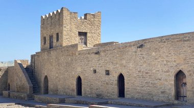 Kulesi ve kemerli kapıları olan büyük, eski bir taş bina. Ateshgah, Azerbaycan 'da bir ateş tapınağıdır. Ateşe tapanların tapınağı Atashgan. Din ve hacca