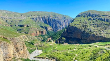 Azerbaycan 'daki yeşil bir dağ vadisinin görkemli manzarası. Seyahat ve macera. Dik kayalık yamaçları olan pitoresk bir dağ sırası. Turizm ve özgürlük