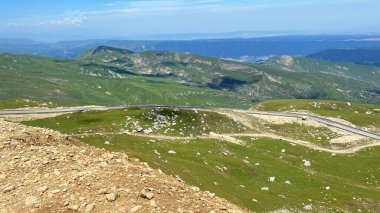 İçinden yol geçen yeşil bir dağ sırası. Azerbaycan 'da güzel bir dağ manzarası. Macera, özgürlük ve turizm. Arabayla seyahat.