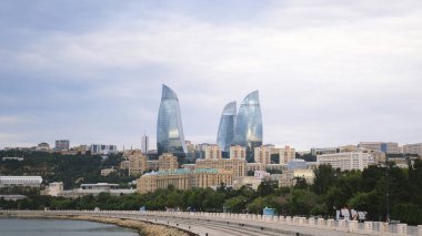 Bakü 'nün başlıca turistik merkezi Alev Kuleleri. Üç uzun ve modern binası olan bir şehir manzarası. Azerbaycan 'daki Hazar Denizi seti boyunca bir gezinti alanı.