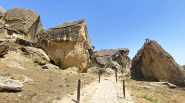 Gobustan 'da bir yürüyüş, dünyanın en ünlü tarihi ve arkeolojik rezervlerinden biridir. Paha biçilemez tarihi eserlerden oluşan büyük bir koleksiyonu olan bir açık hava müzesi.