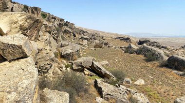 Büyük kaya ve kayaların geniş bir alana dağıldığı kayalık bir yamaç. Gobustan 'ın kenar mahalleleri, Azerbaycan' da bir arkeolojik anıt olan ulusal tarihi ve sanatsal bir rezervdir..