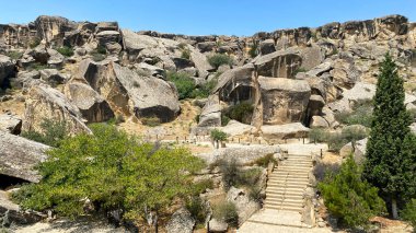 Gobustan 'da bir yürüyüş, dünyanın en ünlü tarihi ve arkeolojik rezervlerinden biridir. Paha biçilemez tarihi eserlerden oluşan büyük bir koleksiyonu olan bir açık hava müzesi.