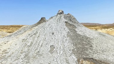 Azerbaycan 'daki çamur volkanlarının turistik kompleksi. Gobustan 'ın çamur volkanları eşsiz bir yerdir. Seyahat ve macera. Turizm ve özgürlük