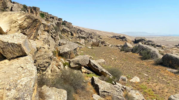 Büyük kaya ve kayaların geniş bir alana dağıldığı kayalık bir yamaç. Gobustan 'ın kenar mahalleleri, Azerbaycan' da bir arkeolojik anıt olan ulusal tarihi ve sanatsal bir rezervdir..