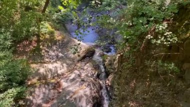 GABALA, AZERBAIJAN 17 HAZİRAN 2025: Yedi Güzellik Şelalesi 'nin yukarıdan aşağı manzarası, farklı yüksekliklerde yedi çağlayanın resmi doğal kompleksi