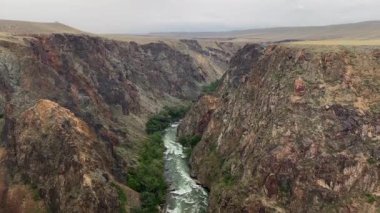 Kara Kanyonu, Kazakistan 'da Almatı kenti yakınlarında kara bir kanyondur. Fırtınalı Charyn dağ nehrinin manzarası. Dikenli dağları ve uçurumları olan pitoresk bir yer.