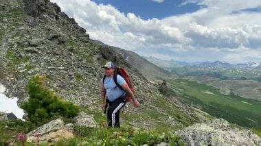 Sırt çantalı bir adam 