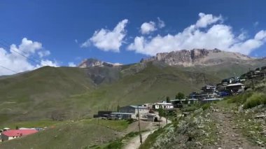 Azerbaycan 'ın Guba bölgesinde Kyzylkaya Dağı yamacında yer alan Khinalyg köyü. Burası, antik tarihi ve eşsiz kültürüyle bilinen ülkenin en yüksek dağ yerleşkesi..