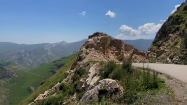 Azerbaycan 'ın olağanüstü doğasının yüksekliğinden bak. Büyük dağlar, kayalık tepeler ve yeşil yamaçlar. Güzel dağ vadisi. Manzara huzur dolu.