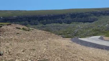 Çimenli bir yamaç boyunca uzanan uzun bir dağ yolunun yüksekliğinden bak. Azerbaycan 'da arabayla seyahat etmek. Güzel dağ manzarası. Turizm ve özgürlük