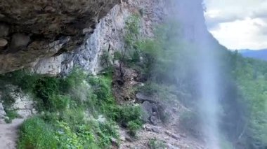 Afurja Şelalesi, Azerbaycan 'ın en yüksek şelalesi. Velvelechai Nehri 'nin havzasında, Tenginsky geçidine yakın. Bir şelale kayalık bir uçuruma su sıçratır..