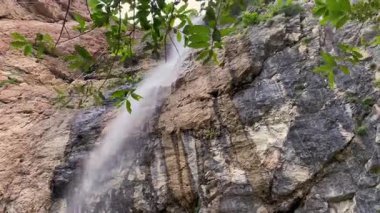 Azerbaycan 'ın en yüksek şelalesi Afurja Şelalesi' nin alt manzarası. Bir şelale kayalık bir uçurumdan su sıçratır. Manzara huzur dolu. Turizm ve özgürlük