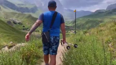 Laza köyünde bir adam güzel bir bölgede yürüyor. Azerbaycan 'da gezinti ve yürüyüş. Hafta sonu kamp gezisi. Turizm, seyahat ve özgürlük.