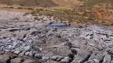 Büyük kabarcıklar bir çamur yanardağında şişiyor. Çöl manzarası. Güzel doğal alan. Volkan cansız bir manzarayla çevrilidir. Gobustan, Azerbaycan 'da bir turizm beldesi.