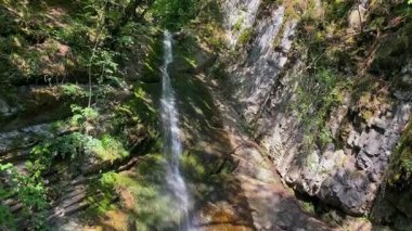 Yedi Güzeller Şelalesi, yedi farklı yükseklikten oluşan pitoresk doğal bir kompleks. Azerbaycan 'a bir gezi. Doğanın eşsiz bir anıtı.