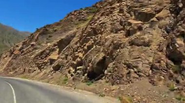 Tacikistan 'ın göbeğinde sıradışı bir dağ yolu. Sıcak ve güzel Asya 'da arabayla seyahat etmek. Resimli kayalık bir vadi. Turizm ve özgürlük