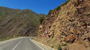 Yılanımsı dağ yolları. Tehlikeli dönüşler. Zorlu bir yolculuk. Uçsuz bucaksız dağlarla kayalık bir vadide at sürmek. Turizm ve özgürlük