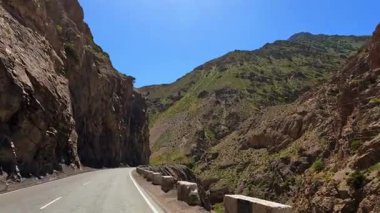 Tacikistan dağlarındaki dik bir uçurum boyunca bir gezi. Yeşil tepeler ve uçurumlar. Maceracılık ve macera ruhu. Özgürlük ve turizm