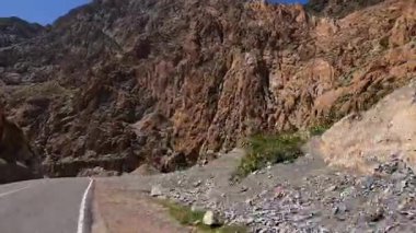 Tacikistan 'ın göbeğindeki kayalık uçurumun havadan görünüşü. Asfalt yolu boyunca uzanan inanılmaz güzel kayalık bir dağ sırası. Turizm