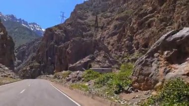 Asfaltlı yolun geçtiği muhteşem geçide bak. Tacikistan 'ın kaba doğal manzarası. Macera, seyahat ve özgürlük. Tacikistan 'da turizm