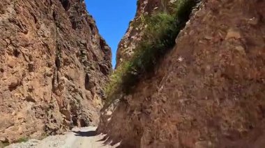 Dik kayalık bir uçurumda araba sürmek. Rocky Dağları 'nda tehlikeli, dar, virajlı bir toprak yol. Bu sahnede macera ve keşif duygusu var..