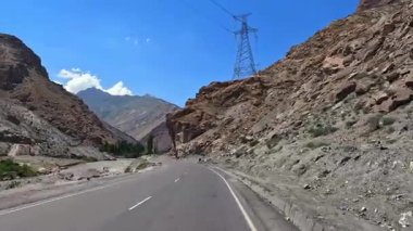 Varzob geçidinde arabayla bir gezi. Tacikistan dağlarında manzaralı bir yol. Kayalar, tepeler ve uçurumlar. Turizm ve macera. Otomatik seyahat