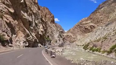 Tacikistan 'ın doğasının inanılmaz güzelliği. Varzob vadisinde eşsiz bir yolculuk. Asfalt yol nehir boyunca ve dik kayalıklar boyunca uzanıyor. Turizm ve özgürlük