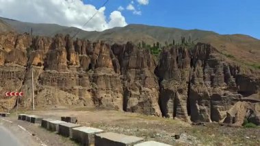 Uzakta yeşil bir vadi bulunan inanılmaz kaya ve kum oluşumları. Varzob vadisi Tacikistan 'daki en güzel dağ yoludur. Manzara huzurlu ve huzurlu.