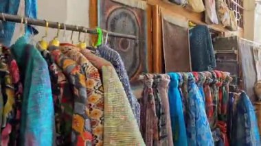 Semerkant, Özbekistan 13 Mayıs 2025: Renkli eşarplar, halılar, giysiler ve hediyelikler sokakta sergileniyor. Açık hava alışverişi. Pazar ya da pazar..