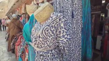 Semerkant, Özbekistan 13 Mayıs 2025: Özbek Çarşısı. Açık hava pazarı. Hediyelik eşyalar, giysiler ve daha fazlası. Semerkand 'da alışveriş. Alışveriş merkezleri