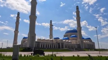 Astana Merkez Camii, Kazakistan ve Orta Asya 'nın kapasitesi açısından en büyük camiidir. Kazakistan 'a araba yolculuğu.