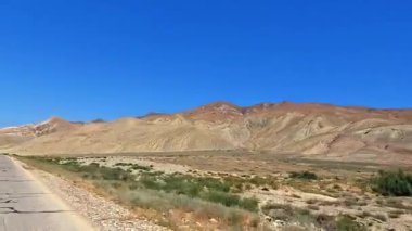 Azerbaycan 'a araba yolculuğu. Mavi gökyüzü olan çıplak bir çöl manzarası. Şeker Dağları 'na bir gezi, doğal bir anıt ve Azerbaycan' ın bir simgesidir. Turizm ve macera