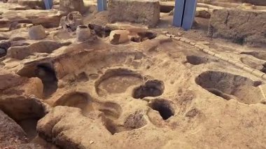 Delikleri, delikleri ve antik çömlekleri olan kayalık bir bölge. Gabala, Azerbaycan 'daki kazılar. Eski bir uygarlık. Ulusun tarihi mirası.