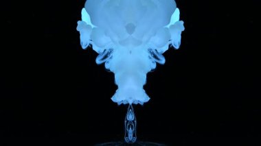 Mavi mistik bir duman bulutu siyah uzayda patlar. Dini hipnoz geçmişi. Bir iblisi çağırmak için şeytani bir ayin. Psikedelik yolculuk