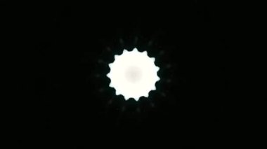 Hipnotik ekran koruyucu. Soyut kıvrımlı mor mandala deseni. Kozmik bir kar tanesi. Fedakarlığın şeytani ayini. Meditasyon ekran koruyucu