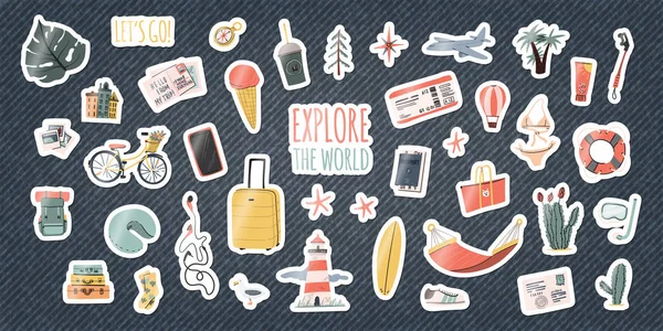 Denim arka planda seyahat çıkartmaları veya iğneler seti. Karikatür el kot komik yamalar çizilmiş. Rozet koleksiyonu