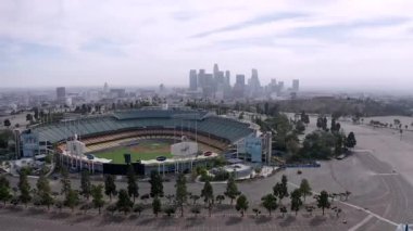 Dodger Stadyumu ve Los Angeles şehir merkezi, Aerial, Coronavirus sırasında boş.