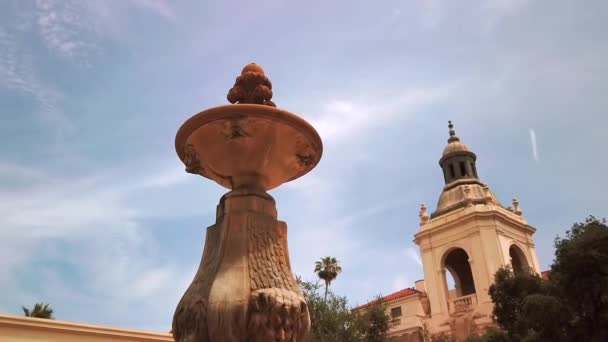 Low profile shot, Waterfontein van het stadhuis, Op de binnenplaats, Pasadena — Stockvideo