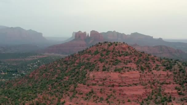 Cathedral Rock, Sedona Arizona, letecký výhled na krajinu — Stock video