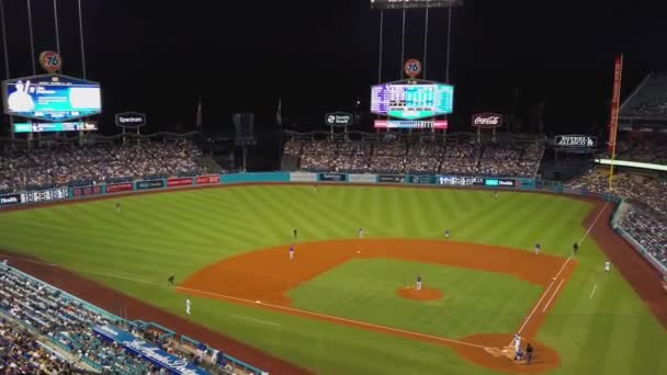 Los Angeles Dodgers spel på natten, panorering skott inuti Dodger Stadium — Stockvideo