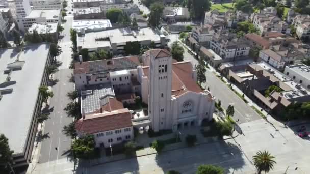 Första baptistkyrkan i staden Pasadena, Los Angeles Kalifornien, stigande antenn — Stockvideo