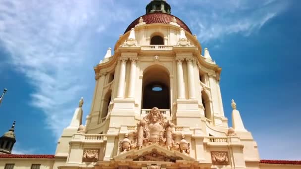 Düşük Açılı Vuruş, Ön cephe, Pasadena Belediye Binası — Stok video