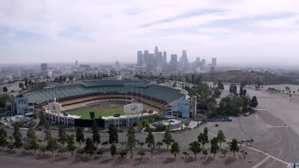 Dodger Stadium och centrala Los Angeles, antenn, tomma under coronavirus — Stockvideo