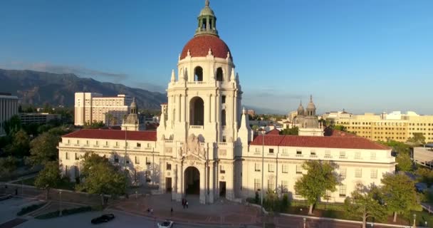 Luchtfoto, afdaling, drone shot, van het stadhuis van Pasadena, Gouden Uur, Pasadena — Stockvideo